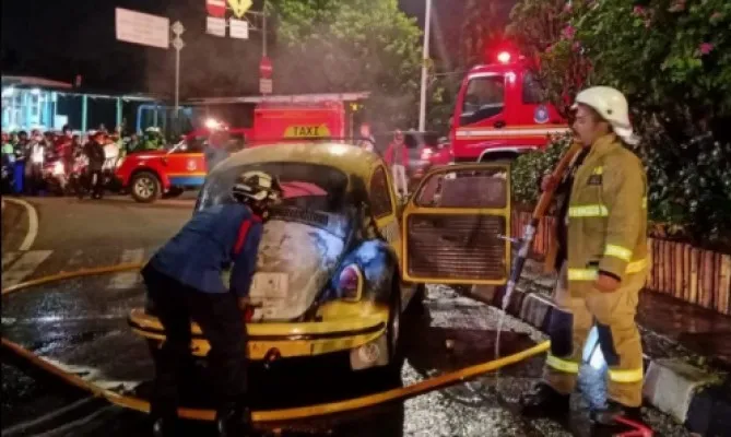 Mobil VW kuning hangus terbakar .(Ist)