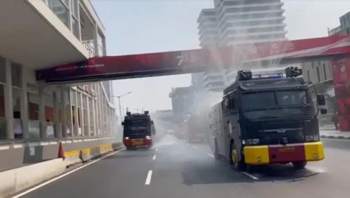 Kurangi polusi,  4 mobil water cannon milik Polda Metro Jaya dikerahkan untuk menyiram sisi jalan di sekitaran Jenderal Sudirman.(Ist)