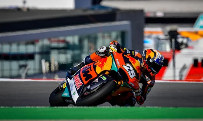 Duo Red Bull KTM Ajo berhasil mendominasi sesi kualifikasi Moto2 pada GP Algarve, Portimao, Portugal, Raul Fernandez yang meraih pole position disusul Remy Gardner. (Foto/motogp)