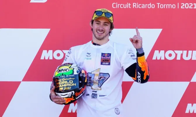 Cukup finish di posisi 10, Remy Gardner resmi menjadi juara dunia Moto2 pada musim 2021 ini dan ungkapkan persaingan ketat dengan rekan satu tim hantarkan ke podium juara. (Foto/motogp)