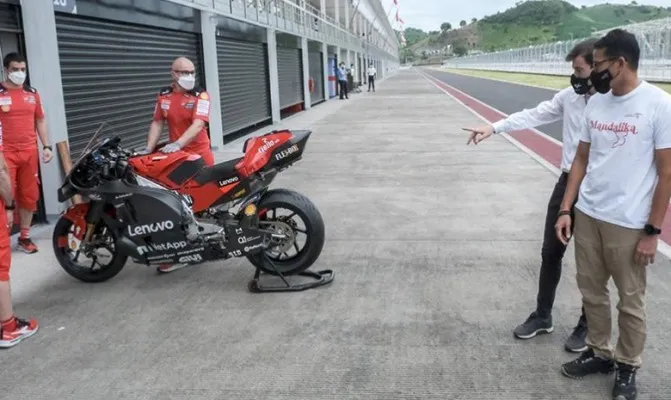 MotoGP 2022 Mandalika, Sandiaga Uno berikan 4 catatan, mulai dari konter Imigrasi hingga prosedur travel Bubble. (Foto/dokKemenparekraf)