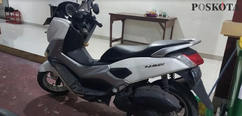 Barang bukti motor Yamaha Nmax putih yang dicuri pelaku diamankan anggota Reskrim Polsek Pancoran Mas. (Angga)