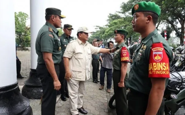 Menhan Prabowo Subianto saat memberikan pengarahan kepada 2000 Prajurit Babinsa TNI AD. (ist)