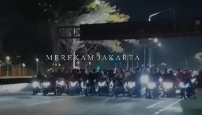 Pengendara sepeda motor yang berjajar di ruas Jalan Jenderal Sudirman, Jakarta Pusat (instagram/@merekamjakarta)