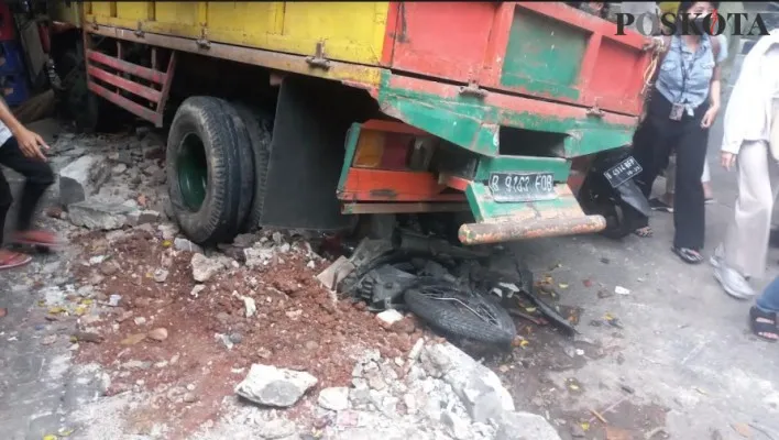 Motor bebek milik kuli pengantar gas melon yang tertabrak truk pengangkut puing bangunan di Jalan Sultan Iskandan Muda, Jakarta Selatan. (Pandi).