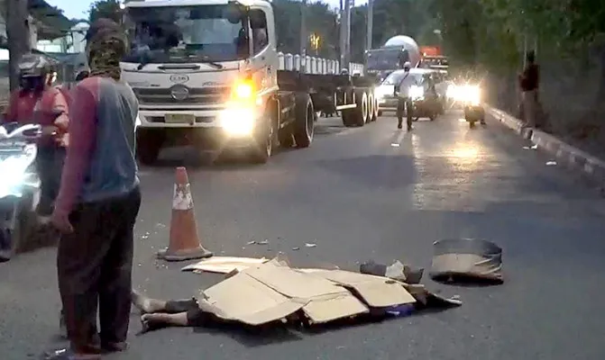 Korban kecelakaan yang tewas terlindas, truk trailer di Jalan Babek TNI, Cilincing, Jakarta Utara, Sabtu (11/9/2021). (deny)