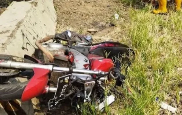 Kondisi motor korban usai menabrak kereta di perlintasan kereta Jembatan Gantung, Cengkareng, Jakarta Barat, Jumat (16/7). (Ist).