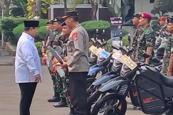 Prabowo Subianto saat menyerahkan motor trail ke TNI dan Polri. (rizal)