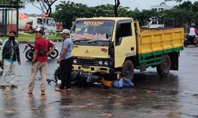 Sebuah sepeda motor nyangkut di kolong, gegara lagi ngebut ditabrak truk di Gading Serpong. (Foto/ist)