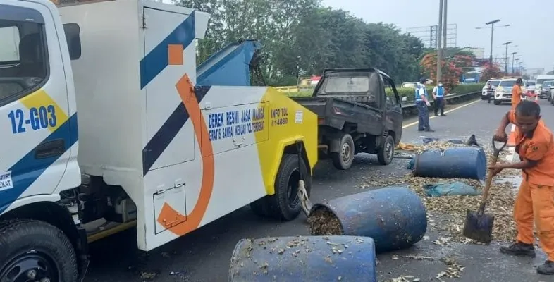 Kondisi kendaraan pick up usai mengalami kecelakaan lalu lintas tunggal di Jalan Tol Prof. Soedyatmo.(Ist)