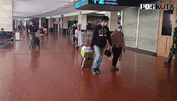 Penumpang di Bandara Soetta. (toga)