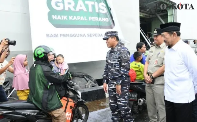 Kasal Laksamana TNI Muhammad saat lepas pemudik bermotor Ali di Markas Kolinlamil, Jakarta Utara. (rizal)