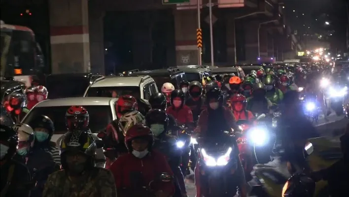 Pemudik bermotor yang memadati Jalan Raya Kalimalang, Jakarta Timur. (Ifand)