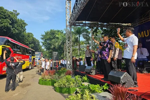 Pelepasan peserta mudik gratis di Puspemkab Tangerang pada Kamis, 4 April 2024. (Poskota.co.id/Veronica Prasetio)