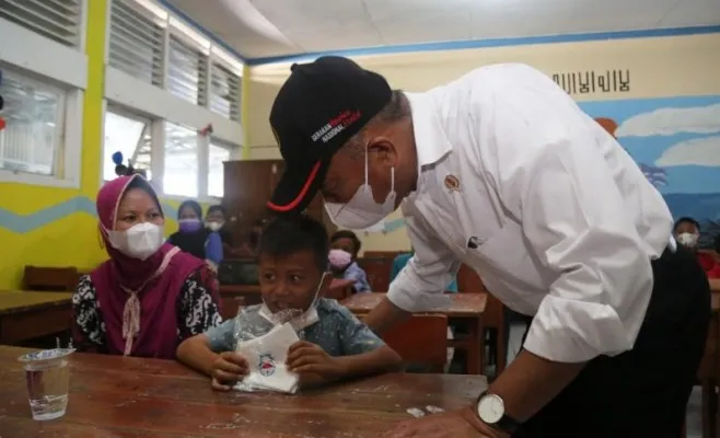 Menko PMK Muhadjir Effendy saat bersama salah satu pelajar. (ist)