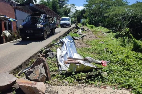 Sejumlah kendaraan saat melintas di atas jalan Picung-Munjul yang amblas. (Foto: Samsul Fatoni).