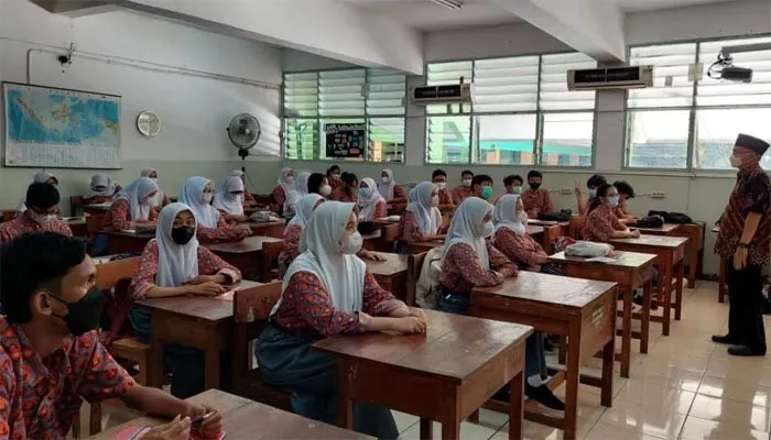 Kegiatan PTM di salah satu sekolah di Jakarta. (Pandi/Dok. Poskota)