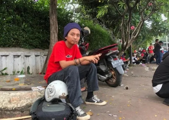 Resha, Gitaris band Reggae asal Indonesia bernama Momonon terpantau ikuti peringatan Hari Buruh Internasional (MayDay) di Jakarta. (Pandi)