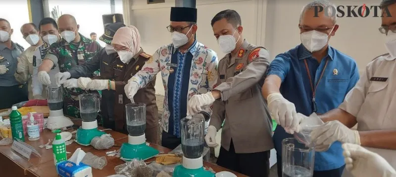 Kepala Kejaksaan Negeri Kota Depok bersama unsur Forkompimda Kota Depok memusnahkan barang bukti  narkotika dengan di blender dan dibakar. (Angga))