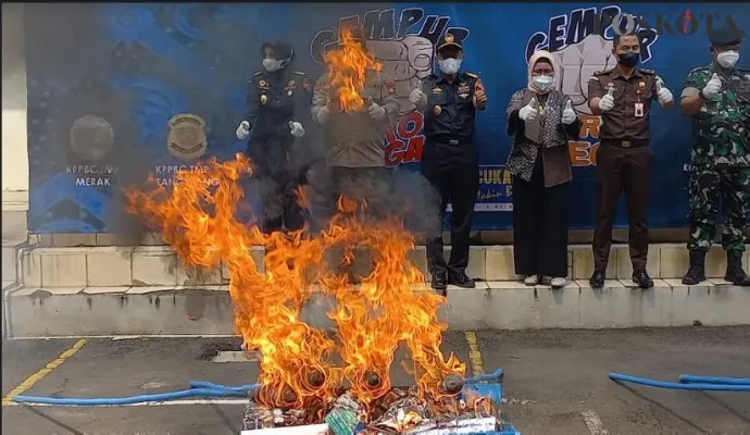 Pemusnahan barang sitaan yang dilakukan Kantor Wilayah Bea dan Cukai Provinsi Banten di Serpong, Tangerang Selatan. (Veronica)