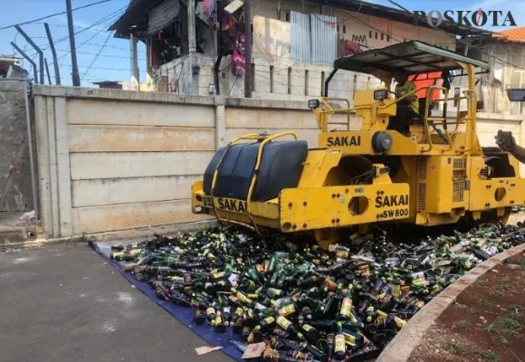 Pemusnahan ratusan ribu botol miras di Polres Metro Jakarta Barat, Jumat (14/4/2023). (Pandi)