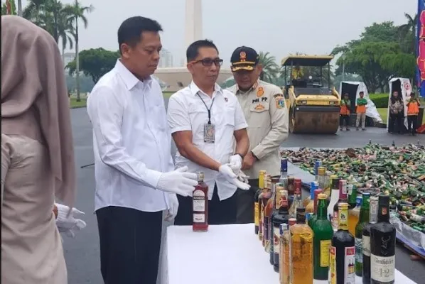 Ribuan botol miras dimusnahkan Pemprov DKI Doc. Pemprov DKI