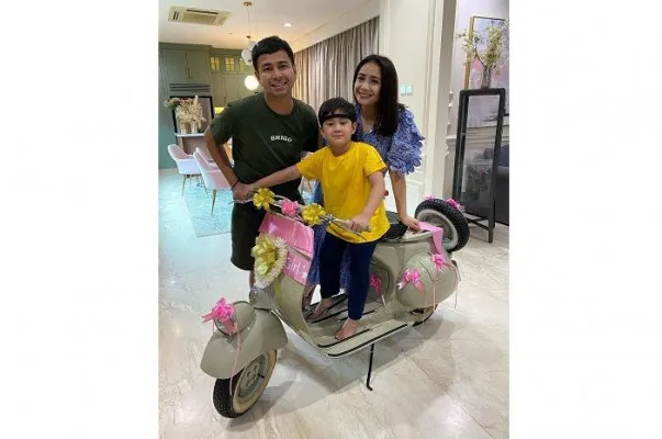 Raffi Ahmad saat mendapat kado spesial sebuah Vespa VN lansiran 1955 di hari ulang tahunnya, dari istri tercinta, Nagita Slavina. (Foto/Instagram/@raffinagita1717)