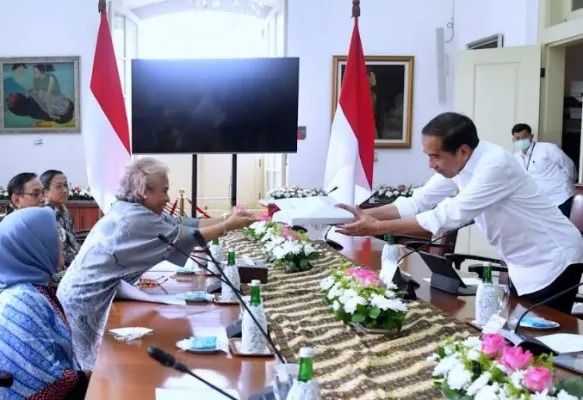 Presiden Joko Widodo saat menerima Pansel pemilihan calon anggota KPPU masa jabatan tahun 2023-2028. (biro pers)