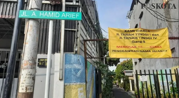 Papan nama Jalan A. Hamid Arief. Ada spanduk, warga menolak keras. (Foto:  rika)