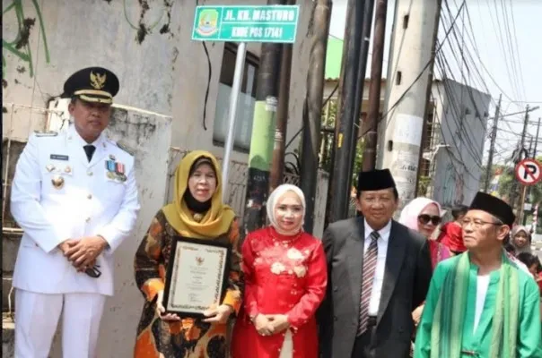 PLT Wali Kota usai melakukan pemasangan nama jalan di kota bekasi. (Ist).