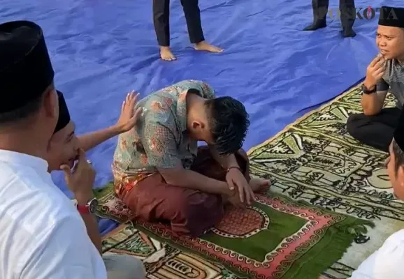 Petugas Rutan Kelas I Tangerang saat membangunkan narapidana yang tertidur saat Sholat Idul Adha 2024. (Poskota.co.id/Veronica Prasetio)