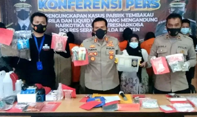 Kapolres Serang AKBP Yudha Satria didampingi Kasatresnarkoba Iptu Michael K Tandayu dan Kasihumas Iptu Dedi Jumhaedi saat menggelar ekspose. (Foto/haryono)