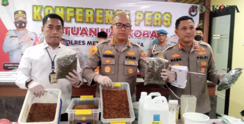 Jajaran Polres Metro Bekasi Kota saat ungkap kasus peredaran narkoba jenis Sintetis. (Foto: Ihsan Fahmi)