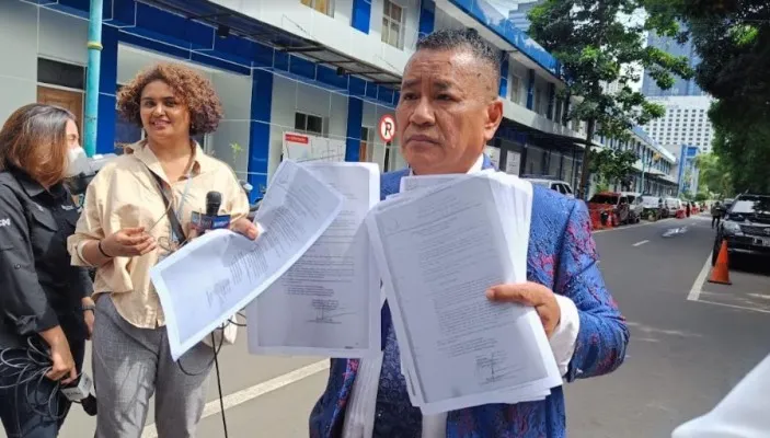 Kuasa hukum Irjen Teddy Minahasa, Hotman Paris Hutapea saat akan mendampingi kliennya melakukan konfrontir dengan pihak AKBP Doddy Prawiranegara Cs.(a