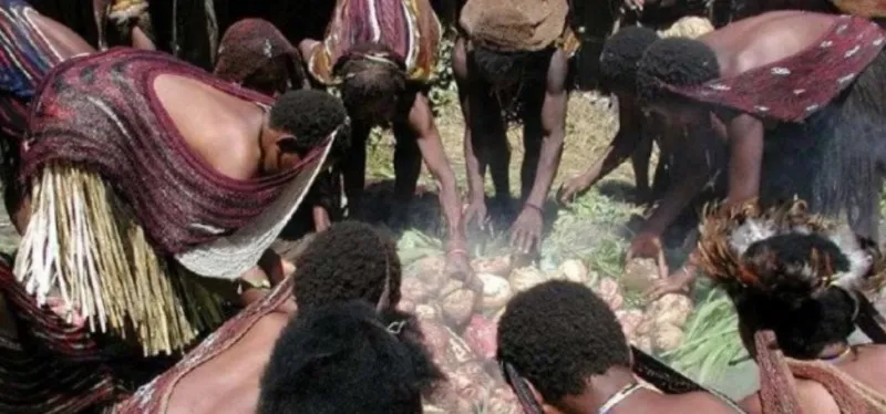 Tradisi Natal Barapen di Papua (Foto: istimewa/poskota Jatim)