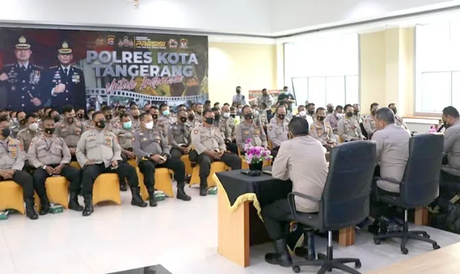 Ratusan personil Polresta Tangerang disiapkan untuk Operasi Lilin Maung 2021 yang sedang mendengarkan arahan Wakapolresta Tangerang AKBP Leonard M Sinambela. (Foto/veronica)