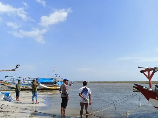 Seorang nelayan bernama Sonadin (25) di Kabupaten Garut, Jawa Barat, hilang saat mencoba menyelamatkan perahu terbalik.(Dok Satpolairud Polres Garut)