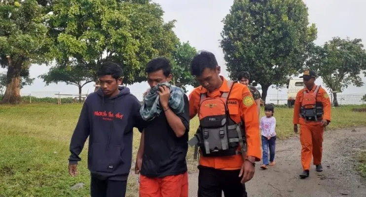 Tim SAR Banten saat mengantarkan korban ke keluarganya di Labuan, Pandeglang. (Foto: Ist).