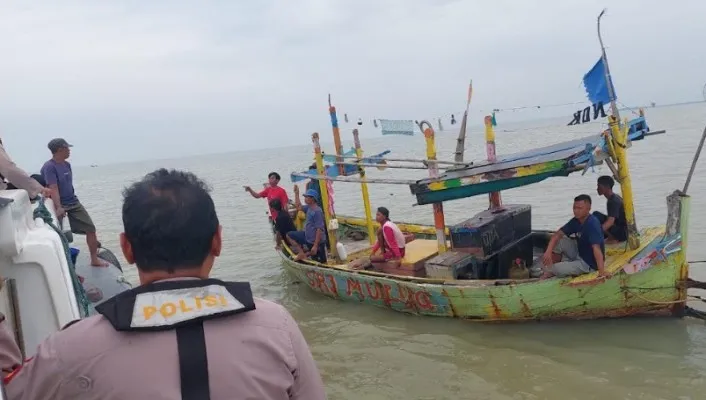 Penyisiran perairan Karawang dipimpin langsung oleh Kasat Polairud AKP Adis Iskandar.(Ist)