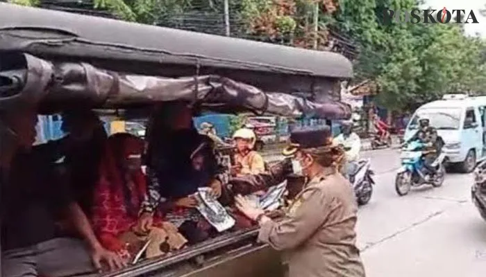 Nenek dan dua cucunya saat diamankan petugas Satpol PP di wilayah Koja, Jakarta Utara (8/4/2022).(CR06)