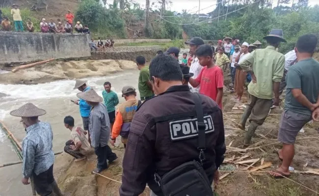 Warga dan tim SAR saat evakuasi nenek-nenek di sungai Cimadur Lebak. (Foto: Ist).