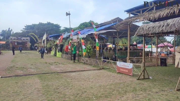 Para pelaku seni bedug saat menata panggung untuk pentas 'ngadu bedug' di Alun-Alun Pandeglang. (Poskota.co.id/Samsul Fathony)