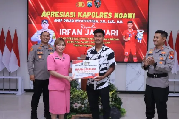 Kapolres Ngawi AKBP Dwiasi Wiyatputera bersama Ketua Bhayangkari memberikan apresiasi kepada Irfan Jauhari. ist