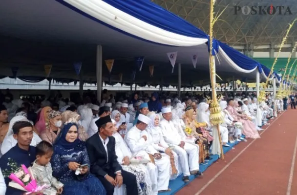 Ratusan peserta nikah massal saat berada di tenda yang disediakan panitia Bucinfest Kota Bekasi, (Ihsan Fahmi).