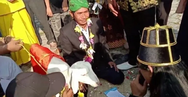 Saiful Arif saat dinikahkan dengan "pengantin kambing". (Foto: Istimewa)