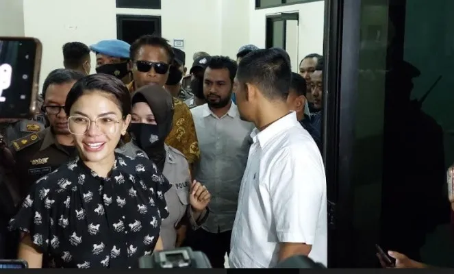 Terdakwa Nikita Mirzani usai menjalani sidang putusan sela di PN Serang (Bilal)