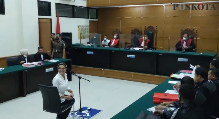 Nikita Mirzani saat menjalani sidang dakwaan kasus UU ITE di PN Serang (Foto: Bilal)