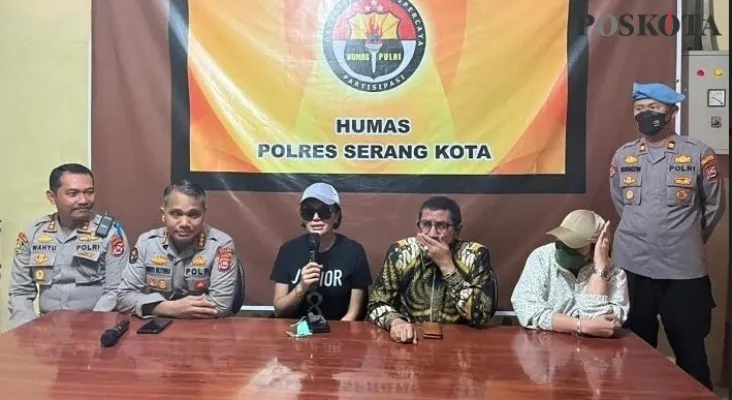 Nikita Mirzani saat konferensi pers di Mapolresta Serang Kota beberapa waktu lalu. (haryono)