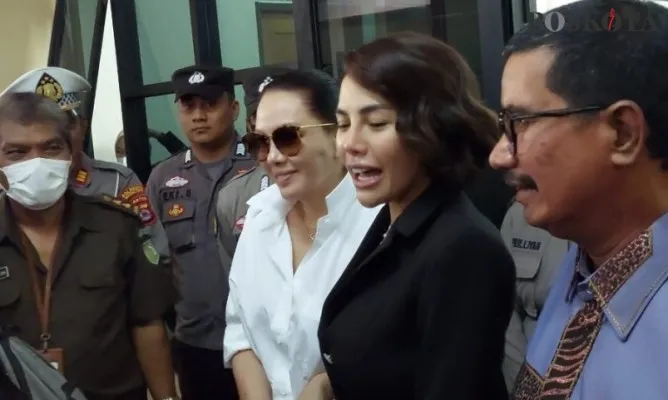 Nikita Mirzani saat hendak memasuki mobil tahanan usai sidang di PN Serang (Bilal)