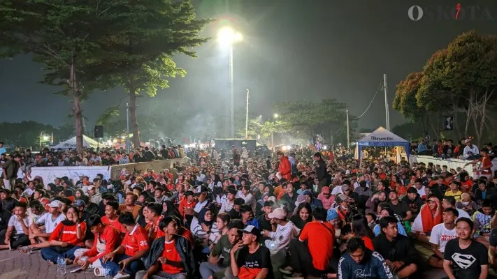 Suasana Plaza Stadion Pakansari, Kabupaten Bogor dipadati penonton nobar Timnas Indonesia U23 vs Uzbekistan pada Senin, 29 April 2024. (Poskota.co.id/Panca Aji)